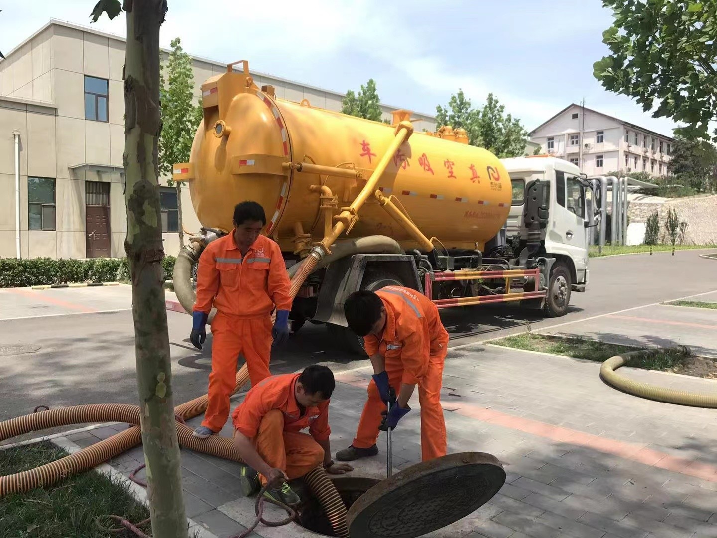 库伦管道疏通车停在窨井附近