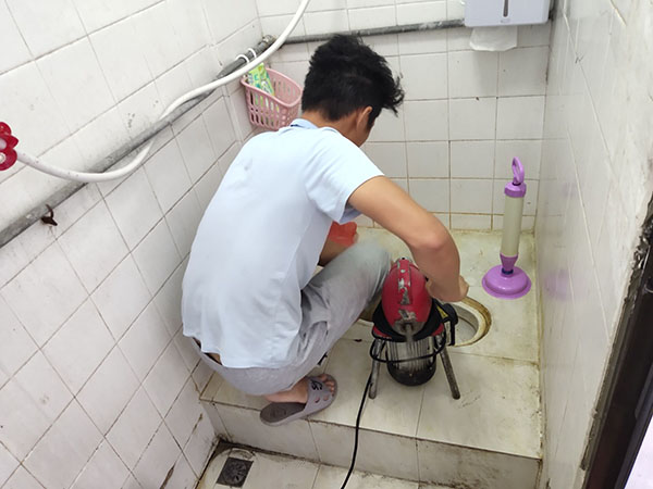 库伦管道堵塞冒臭气 专业师傅现场解决问题
